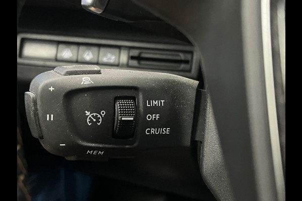 Peugeot 5008 1.2 PureTech GT 7 persoons Panoramdak Trekhaak Navigatie Apple Carplay Android Auto Camera Parkeersensoren Adaptive Cruise Control Memory stoelen Stoelverwarming Elektrische achterklep Full Led Climate Control