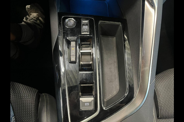 Peugeot 5008 1.2 PureTech GT 7 persoons Panoramdak Trekhaak Navigatie Apple Carplay Android Auto Camera Parkeersensoren Adaptive Cruise Control Memory stoelen Stoelverwarming Elektrische achterklep Full Led Climate Control