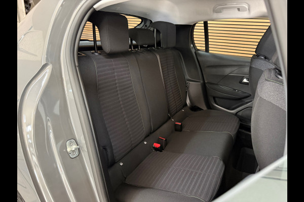 Peugeot 208 1.2 Hybrid 100 e-DCS6 Active | Sellenium Grey | Navi | Cruise Control | LED | CarPlay | PDC | Airco | Stoelverwarming