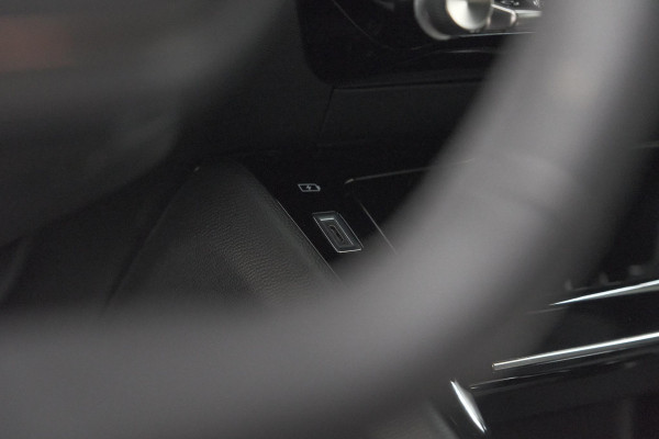 Peugeot e-2008 EV Allure 54 kWh | SOH 97,7% | 11 KW Lader | Apple Carplay | Parkeersensoren