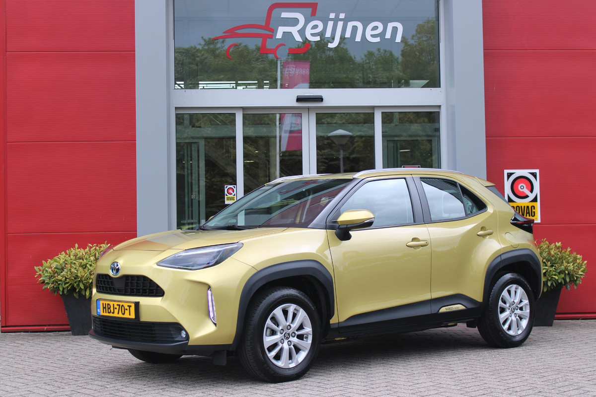 Toyota Yaris Cross 1.5 Hybrid Dynamic | KEYLESS ENTRY / START | VOORSTOELEN VERWARMD | STUUR VERWARMING | HEAD-UP DISPLAY | LED KOPLAMPEN | ADAPTIVE CRUISE CONTROL | LANE ASIST |  ELEKTRISCH BEDIENBARE ACHTERKLEP | DRAADLOOS APPLE CARPLAY | ANDROID AUTO |  ACHTERUITRIJCAMERA | DRAADLOZE TELEFOONLADER | VOORRUIT VERWARMING | 16" LICHTMETALEN VELGEN |