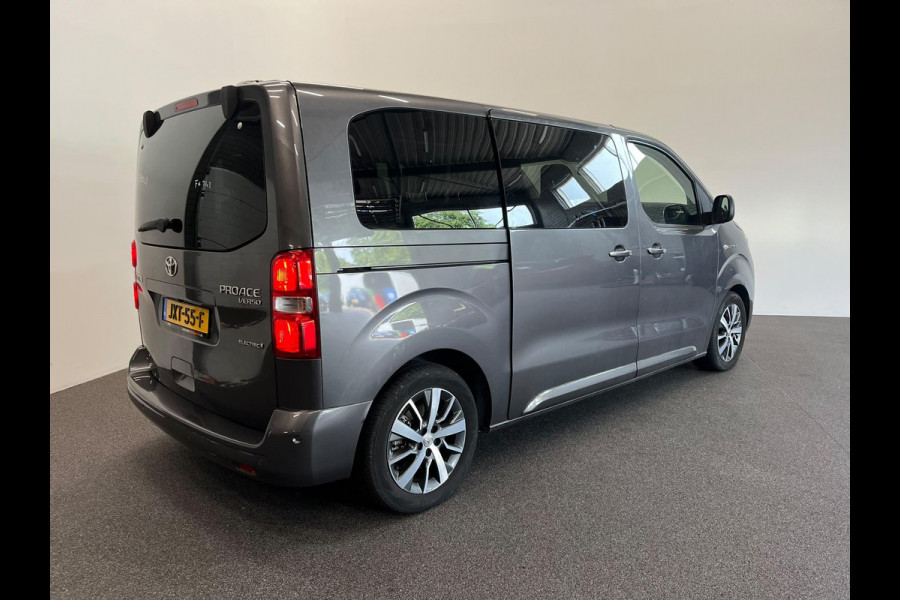 Toyota PROACE Electric Verso L2 Extra Range Luxury 75 kWh 8p Personen bus Panorama dak Lederen bekleding Voorstoelen Climate Control Apple Carplay Android Auto Parkeer sensoren Cruise Control Bumpers in kleur