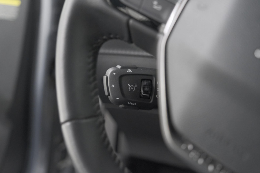 Peugeot 2008 PureTech 130 PK Allure Pack | Trekhaak | Camera | Adaptieve Cruise control | Keyless Entry | Apple Carplay