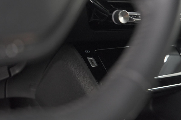 Peugeot 2008 PureTech 130 PK Allure Pack | Trekhaak | Camera | Adaptieve Cruise control | Keyless Entry | Apple Carplay