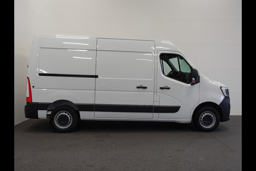 Renault Master T33 2.3 dCi 135 L2H2 BPM VRIJ! Airco Cruise control Parkeersensoren Navigatie Trekhaak