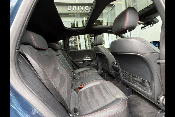 Mercedes-Benz B-Klasse 200 Bus. Solution AMG Night|Pano|Carplay|Sfeer|Cam|Trekhaak