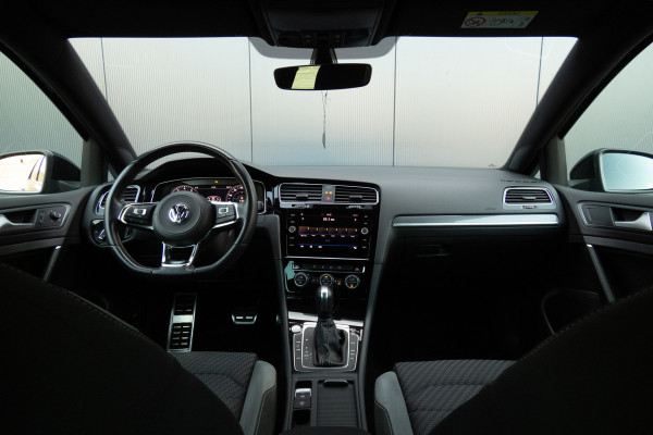 Volkswagen Golf 1.5 TSI R-Line | ACC | Panoramadak | Apple carplay | LED | Navi | Camera