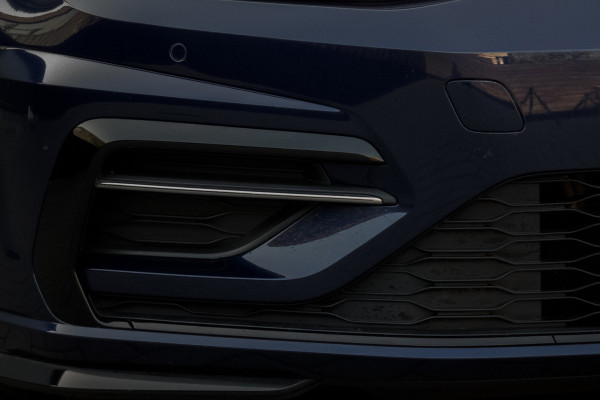 Volkswagen Golf 1.5 TSI R-Line | ACC | Panoramadak | Apple carplay | LED | Navi | Camera