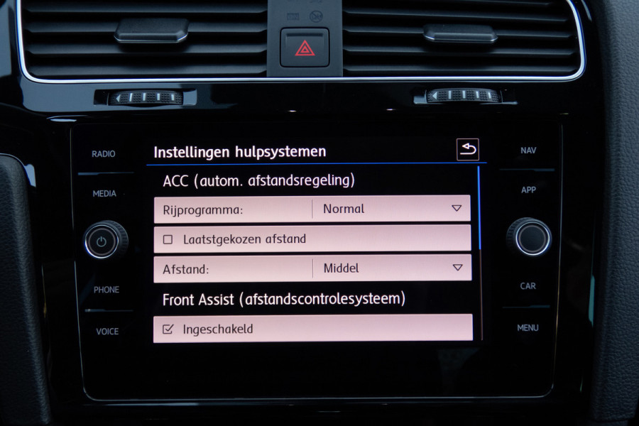 Volkswagen Golf 1.5 TSI R-Line | ACC | Panoramadak | Apple carplay | LED | Navi | Camera