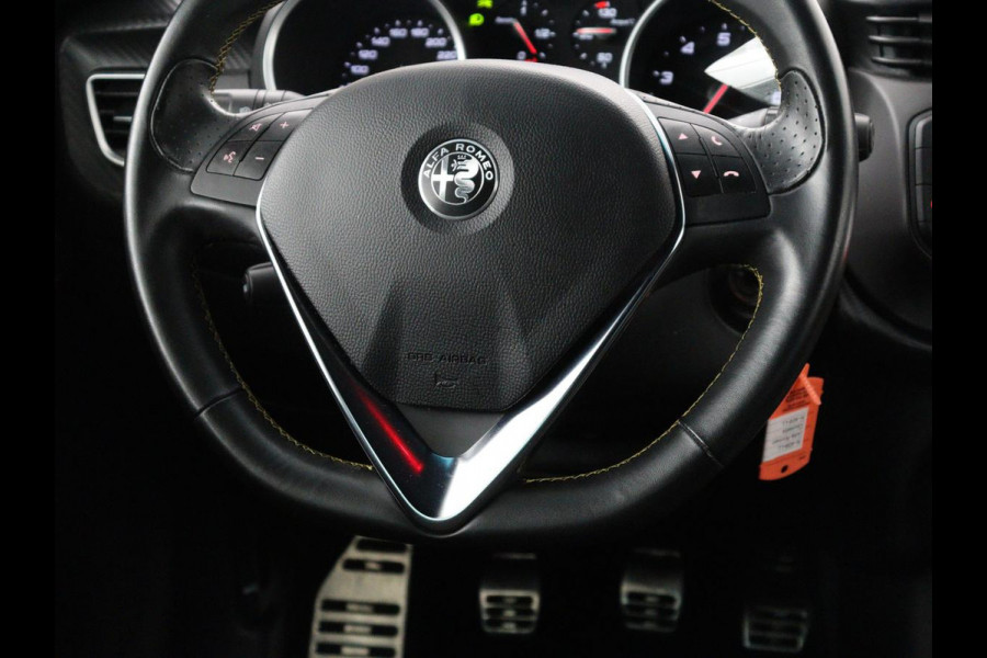 Alfa Romeo Giulietta 1.4 Turbo Sport | Gele accenten | Carplay | Park assist | Climate control | Cruise control | Carbon interieur | Full LED