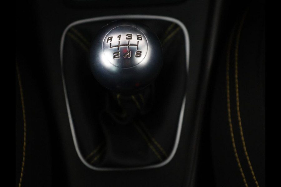 Alfa Romeo Giulietta 1.4 Turbo Sport | Gele accenten | Carplay | Park assist | Climate control | Cruise control | Carbon interieur | Full LED