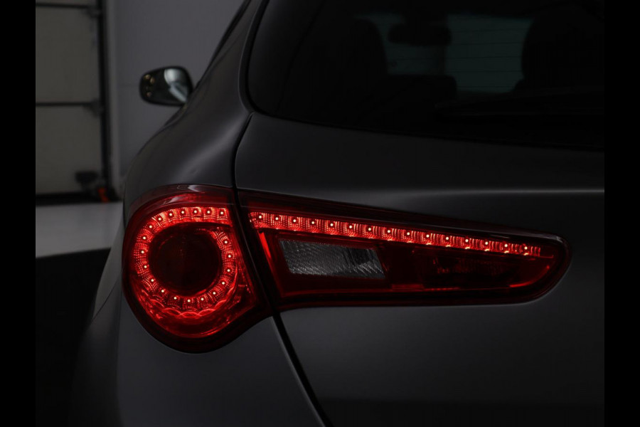 Alfa Romeo Giulietta 1.4 Turbo Sport | Gele accenten | Carplay | Park assist | Climate control | Cruise control | Carbon interieur | Full LED