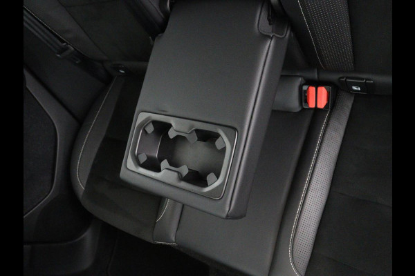 Volvo XC40 Recharge P8 AWD R-Design | SOH 97.1% | Trekhaak | Panoramadak | Leder/alcantara | Stuur/stoel verwarming | Park assit | Carplay |
