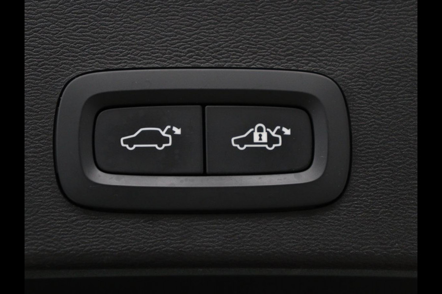 Volvo XC40 Recharge P8 AWD R-Design | SOH 97.1% | Trekhaak | Panoramadak | Leder/alcantara | Stuur/stoel verwarming | Park assit | Carplay |
