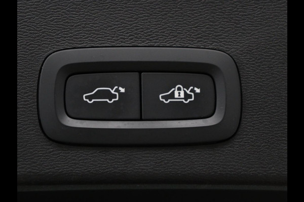 Volvo XC40 Recharge P8 AWD R-Design | SOH 97.1% | Trekhaak | Panoramadak | Leder/alcantara | Stuur/stoel verwarming | Park assit | Carplay |