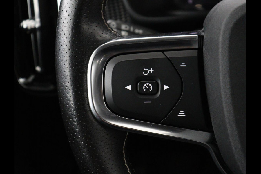 Volvo XC40 Recharge P8 AWD R-Design | SOH 97.1% | Trekhaak | Panoramadak | Leder/alcantara | Stuur/stoel verwarming | Park assit | Carplay |