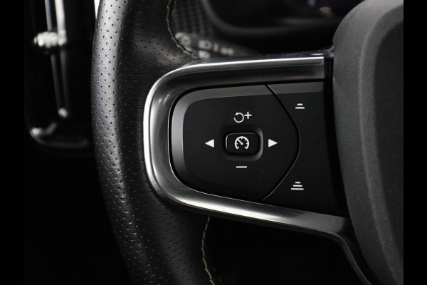Volvo XC40 Recharge P8 AWD R-Design | SOH 97.1% | Trekhaak | Panoramadak | Leder/alcantara | Stuur/stoel verwarming | Park assit | Carplay |