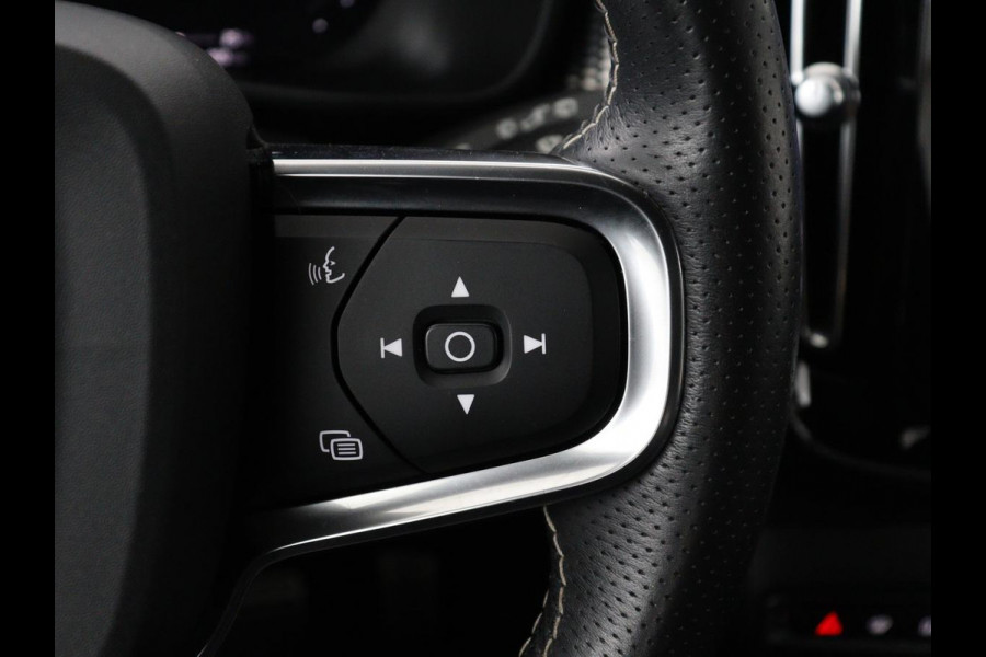 Volvo XC40 Recharge P8 AWD R-Design | SOH 97.1% | Trekhaak | Panoramadak | Leder/alcantara | Stuur/stoel verwarming | Park assit | Carplay |