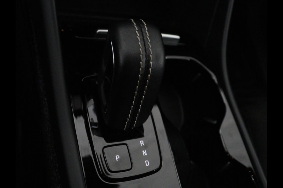 Volvo XC40 Recharge P8 AWD R-Design | SOH 97.1% | Trekhaak | Panoramadak | Leder/alcantara | Stuur/stoel verwarming | Park assit | Carplay |