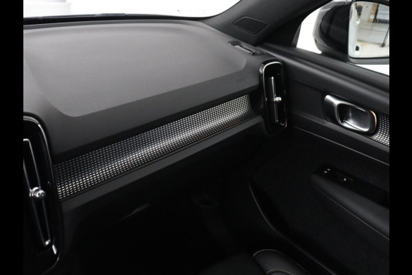 Volvo XC40 Recharge P8 AWD R-Design | SOH 97.1% | Trekhaak | Panoramadak | Leder/alcantara | Stuur/stoel verwarming | Park assit | Carplay |
