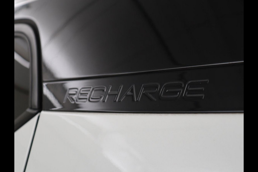 Volvo XC40 Recharge P8 AWD R-Design | SOH 97.1% | Trekhaak | Panoramadak | Leder/alcantara | Stuur/stoel verwarming | Park assit | Carplay |