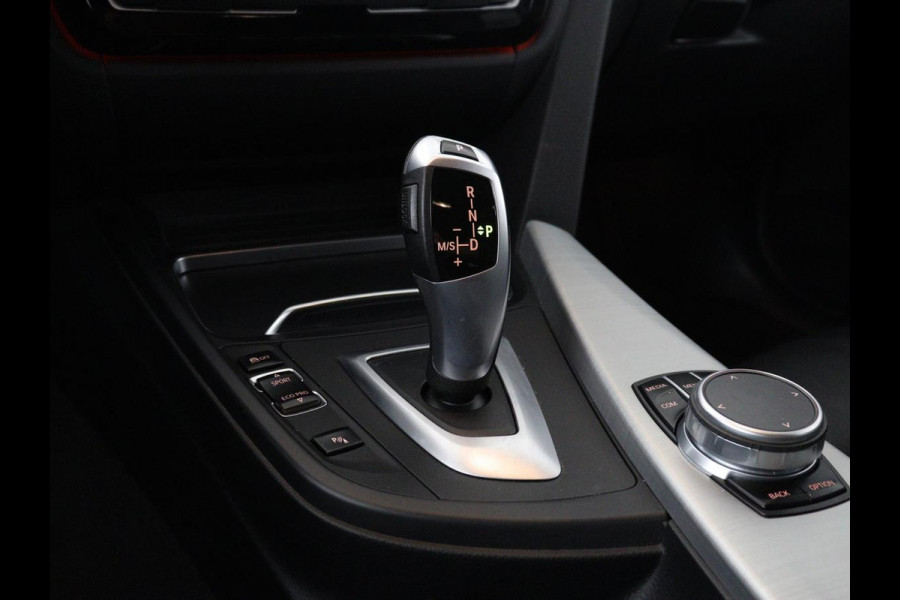 BMW 3 Serie Touring 318i M Sport Corporate Lease | Leder | Stoelverwarming | Bluetooth | Navigatie | Cruise control | Park assist | Climate control |