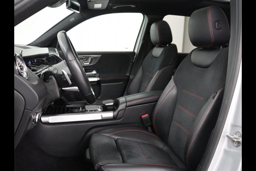 Mercedes-Benz GLB 200 Business Solution AMG 7p. | Panoramadak | Elec. Trekhaak | Half Leder | Memory | Sfeerverlichting | Stoelverwarming | Camera | Park assist |