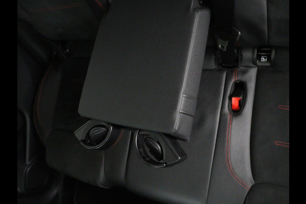 Mercedes-Benz GLB 200 Business Solution AMG 7p. | Panoramadak | Elec. Trekhaak | Half Leder | Memory | Sfeerverlichting | Stoelverwarming | Camera | Park assist |