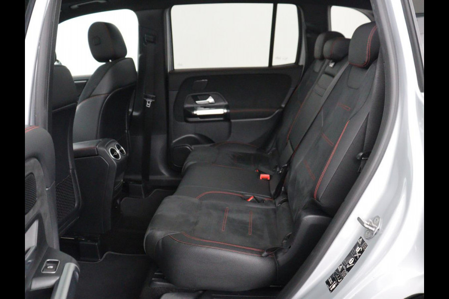 Mercedes-Benz GLB 200 Business Solution AMG 7p. | Panoramadak | Elec. Trekhaak | Half Leder | Memory | Sfeerverlichting | Stoelverwarming | Camera | Park assist |