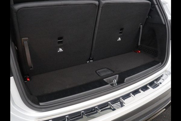 Mercedes-Benz GLB 200 Business Solution AMG 7p. | Panoramadak | Elec. Trekhaak | Half Leder | Memory | Sfeerverlichting | Stoelverwarming | Camera | Park assist |