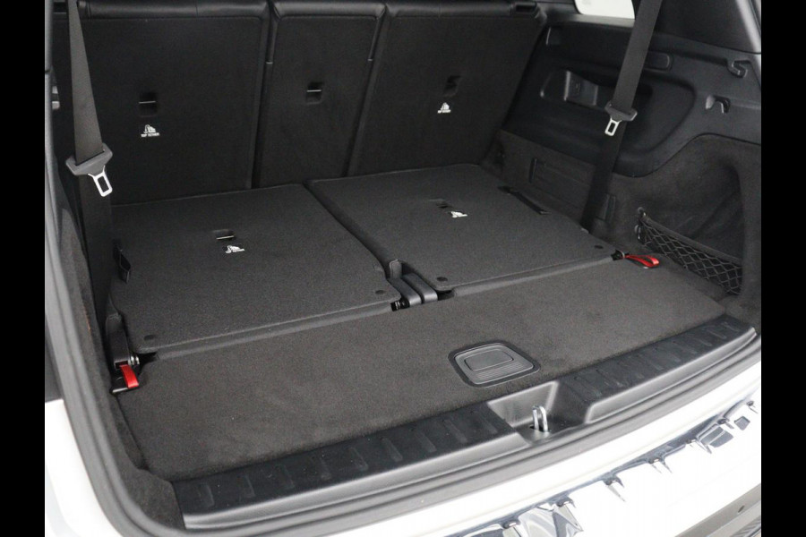 Mercedes-Benz GLB 200 Business Solution AMG 7p. | Panoramadak | Elec. Trekhaak | Half Leder | Memory | Sfeerverlichting | Stoelverwarming | Camera | Park assist |