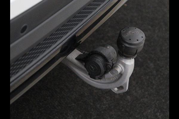Mercedes-Benz GLB 200 Business Solution AMG 7p. | Panoramadak | Elec. Trekhaak | Half Leder | Memory | Sfeerverlichting | Stoelverwarming | Camera | Park assist |