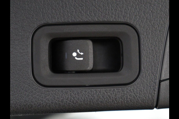 Mercedes-Benz GLB 200 Business Solution AMG 7p. | Panoramadak | Elec. Trekhaak | Half Leder | Memory | Sfeerverlichting | Stoelverwarming | Camera | Park assist |