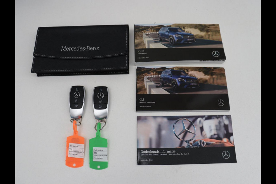 Mercedes-Benz GLB 200 Business Solution AMG 7p. | Panoramadak | Elec. Trekhaak | Half Leder | Memory | Sfeerverlichting | Stoelverwarming | Camera | Park assist |