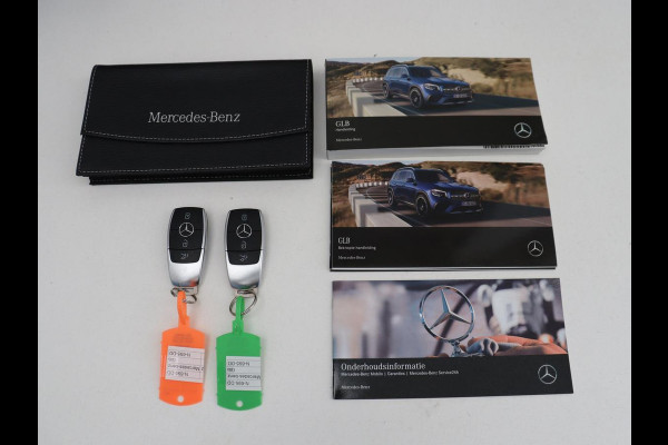 Mercedes-Benz GLB 200 Business Solution AMG 7p. | Panoramadak | Elec. Trekhaak | Half Leder | Memory | Sfeerverlichting | Stoelverwarming | Camera | Park assist |