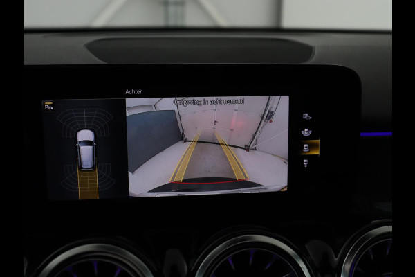 Mercedes-Benz GLB 200 Business Solution AMG 7p. | Panoramadak | Elec. Trekhaak | Half Leder | Memory | Sfeerverlichting | Stoelverwarming | Camera | Park assist |