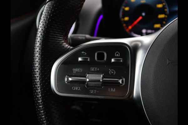 Mercedes-Benz GLB 200 Business Solution AMG 7p. | Panoramadak | Elec. Trekhaak | Half Leder | Memory | Sfeerverlichting | Stoelverwarming | Camera | Park assist |