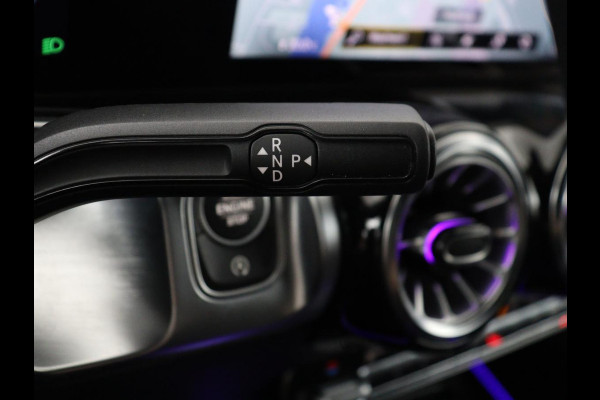 Mercedes-Benz GLB 200 Business Solution AMG 7p. | Panoramadak | Elec. Trekhaak | Half Leder | Memory | Sfeerverlichting | Stoelverwarming | Camera | Park assist |