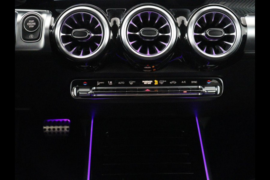 Mercedes-Benz GLB 200 Business Solution AMG 7p. | Panoramadak | Elec. Trekhaak | Half Leder | Memory | Sfeerverlichting | Stoelverwarming | Camera | Park assist |