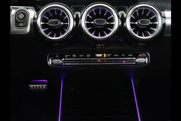 Mercedes-Benz GLB 200 Business Solution AMG 7p. | Panoramadak | Elec. Trekhaak | Half Leder | Memory | Sfeerverlichting | Stoelverwarming | Camera | Park assist |