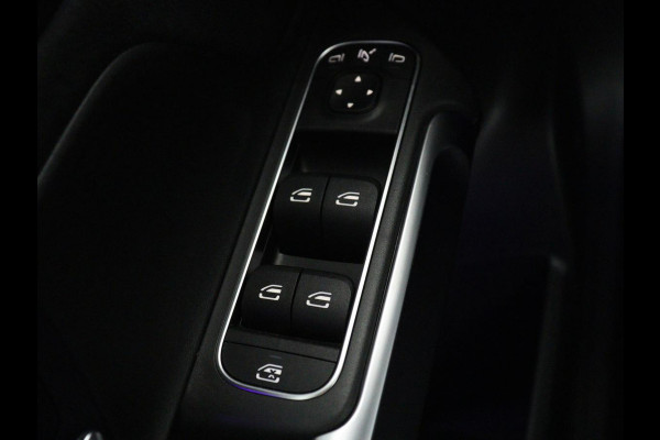 Mercedes-Benz GLB 200 Business Solution AMG 7p. | Panoramadak | Elec. Trekhaak | Half Leder | Memory | Sfeerverlichting | Stoelverwarming | Camera | Park assist |