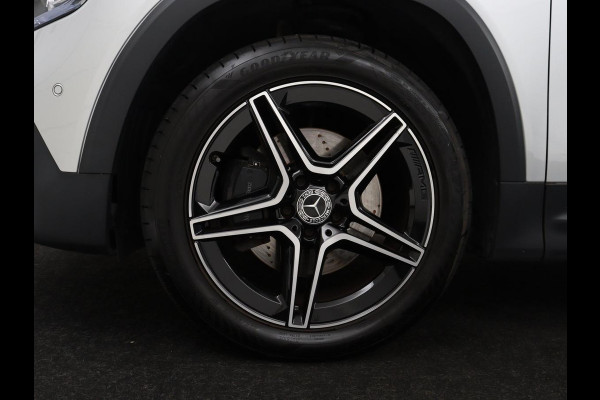 Mercedes-Benz GLB 200 Business Solution AMG 7p. | Panoramadak | Elec. Trekhaak | Half Leder | Memory | Sfeerverlichting | Stoelverwarming | Camera | Park assist |