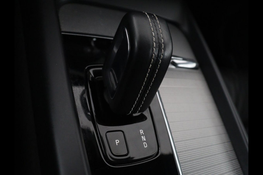 Volvo V60 2.0 B3 R-Design | Panoramadak | Trekhaak | Leder | Memory | Stuur/stoel verwarming | Harman/Kardon | Camera | Adaptive cruise | Carplay |