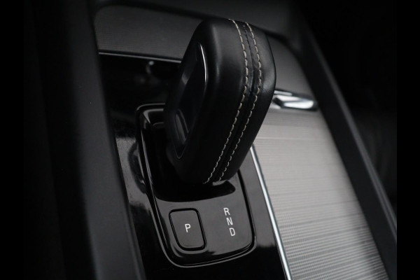 Volvo V60 2.0 B3 R-Design | Panoramadak | Trekhaak | Leder | Memory | Stuur/stoel verwarming | Harman/Kardon | Camera | Adaptive cruise | Carplay |