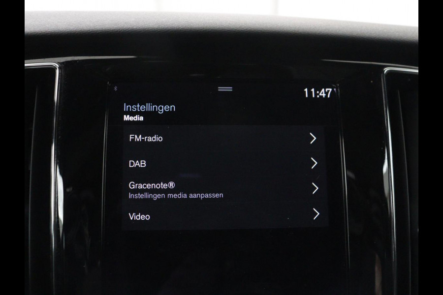 Volvo V60 2.0 B3 R-Design | Panoramadak | Trekhaak | Leder | Memory | Stuur/stoel verwarming | Harman/Kardon | Camera | Adaptive cruise | Carplay |