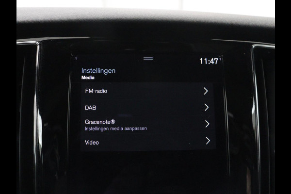 Volvo V60 2.0 B3 R-Design | Panoramadak | Trekhaak | Leder | Memory | Stuur/stoel verwarming | Harman/Kardon | Camera | Adaptive cruise | Carplay |