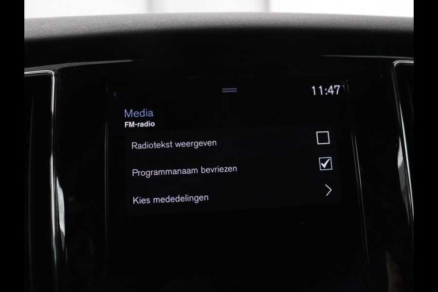 Volvo V60 2.0 B3 R-Design | Panoramadak | Trekhaak | Leder | Memory | Stuur/stoel verwarming | Harman/Kardon | Camera | Adaptive cruise | Carplay |