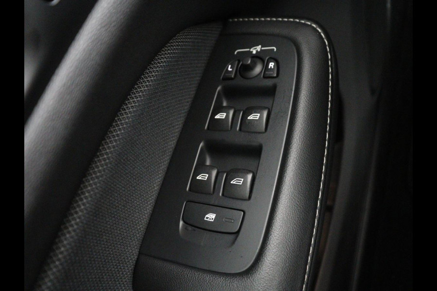 Volvo V60 2.0 B3 R-Design | Panoramadak | Trekhaak | Leder | Memory | Stuur/stoel verwarming | Harman/Kardon | Camera | Adaptive cruise | Carplay |