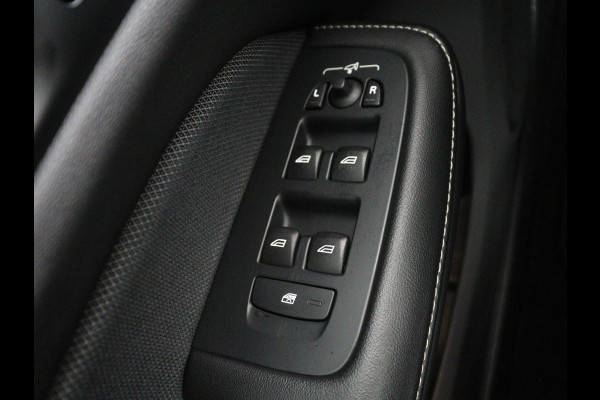 Volvo V60 2.0 B3 R-Design | Panoramadak | Trekhaak | Leder | Memory | Stuur/stoel verwarming | Harman/Kardon | Camera | Adaptive cruise | Carplay |