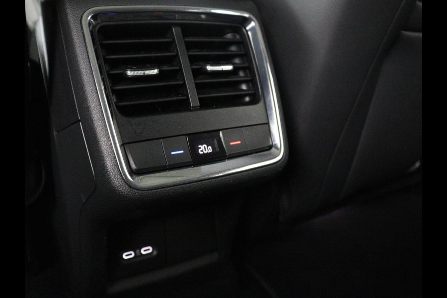 Škoda Enyaq iV 60 | SOH 92,4% | Panoramadak | Stoel/stuur verwarming | Half leder | Adaptive cruise | Carplay | Virtueel dashboard | Sfeerverlichting | Climate control | Camera | Park assist |